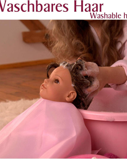 Gotz Muffin Doll with washable hair being washed in a pink basin, with text indicating 'Waschbares Haar' and 'Washable hair'.