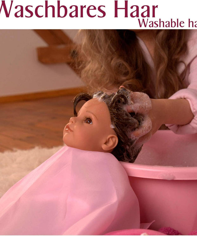 Gotz Muffin Doll with washable hair being washed in a pink basin, with text indicating 'Waschbares Haar' and 'Washable hair'.